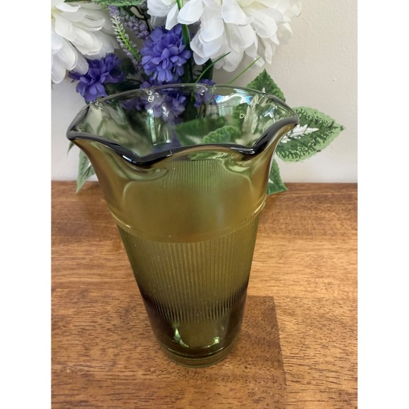 Vintage Olive‎ Green Ribbed Glass Vase – Flared Ruffled Rim Mid-Century Style - Picture 3 of 7